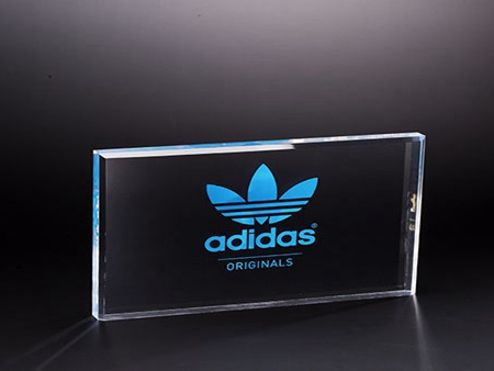 如何通過肉眼觀察判斷亞克力展架的質(zhì)量呢？